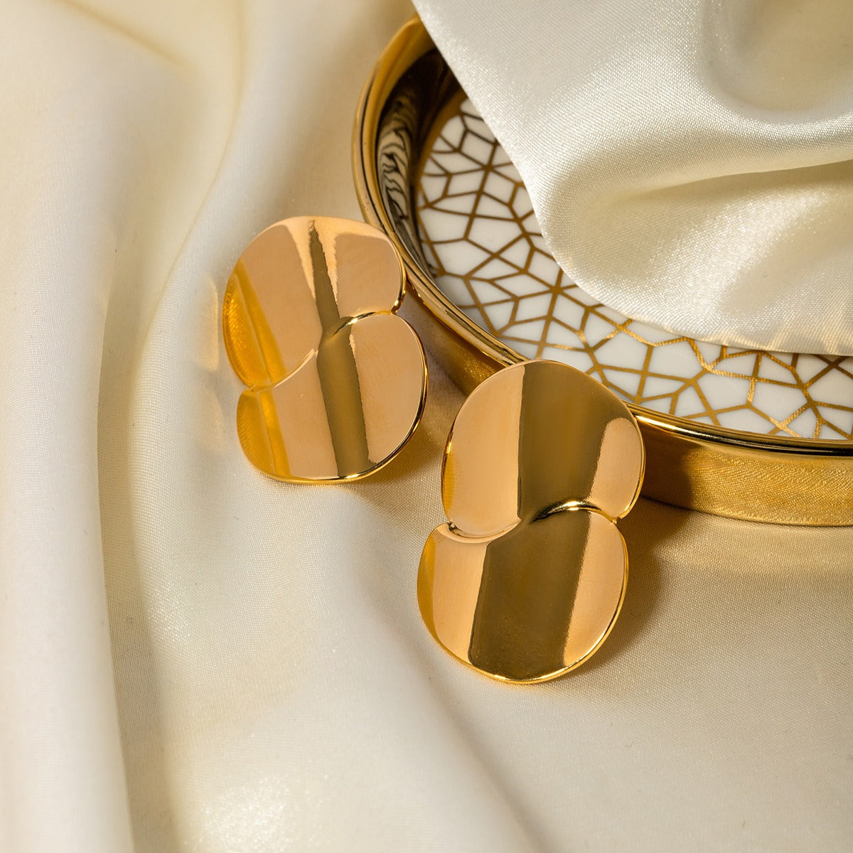 Stacey – Goldene geometrische Kurvenohrringe
