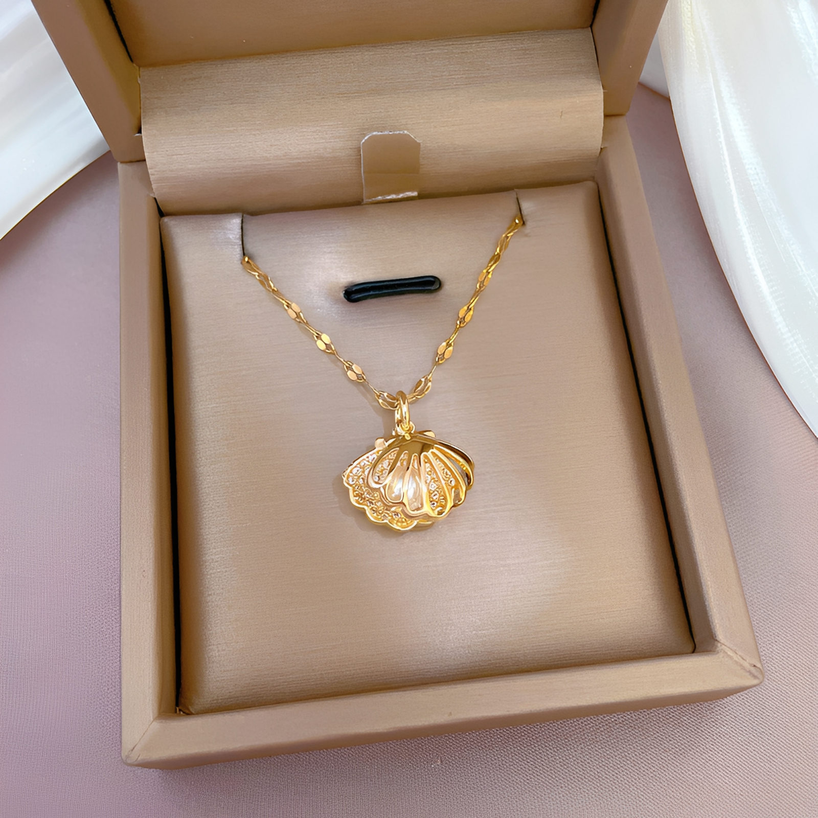 Celestine – Kette Mikro-Gefasst mit Zirkonen und Muschelperlen