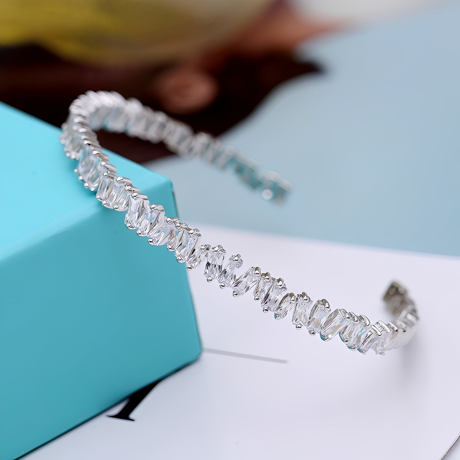 Lara – Elegantes und modernes Zirkonia-Armband