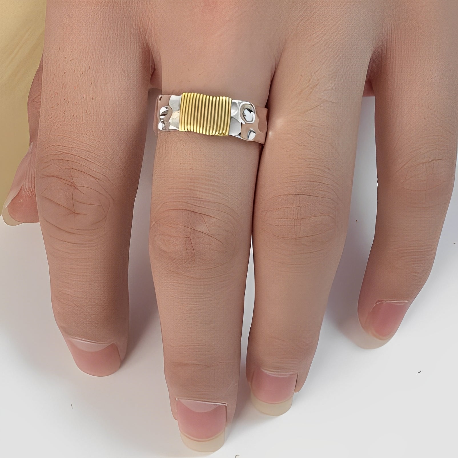 Cecile – Eleganter Silberring mit Goldenen Fäden