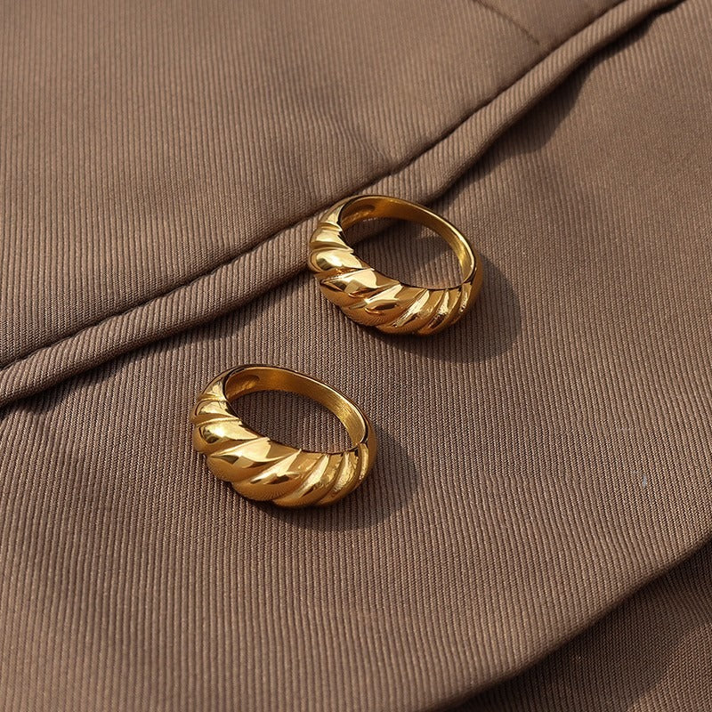 Kris – Retro-Industrieller Ring mit Wellenmuster