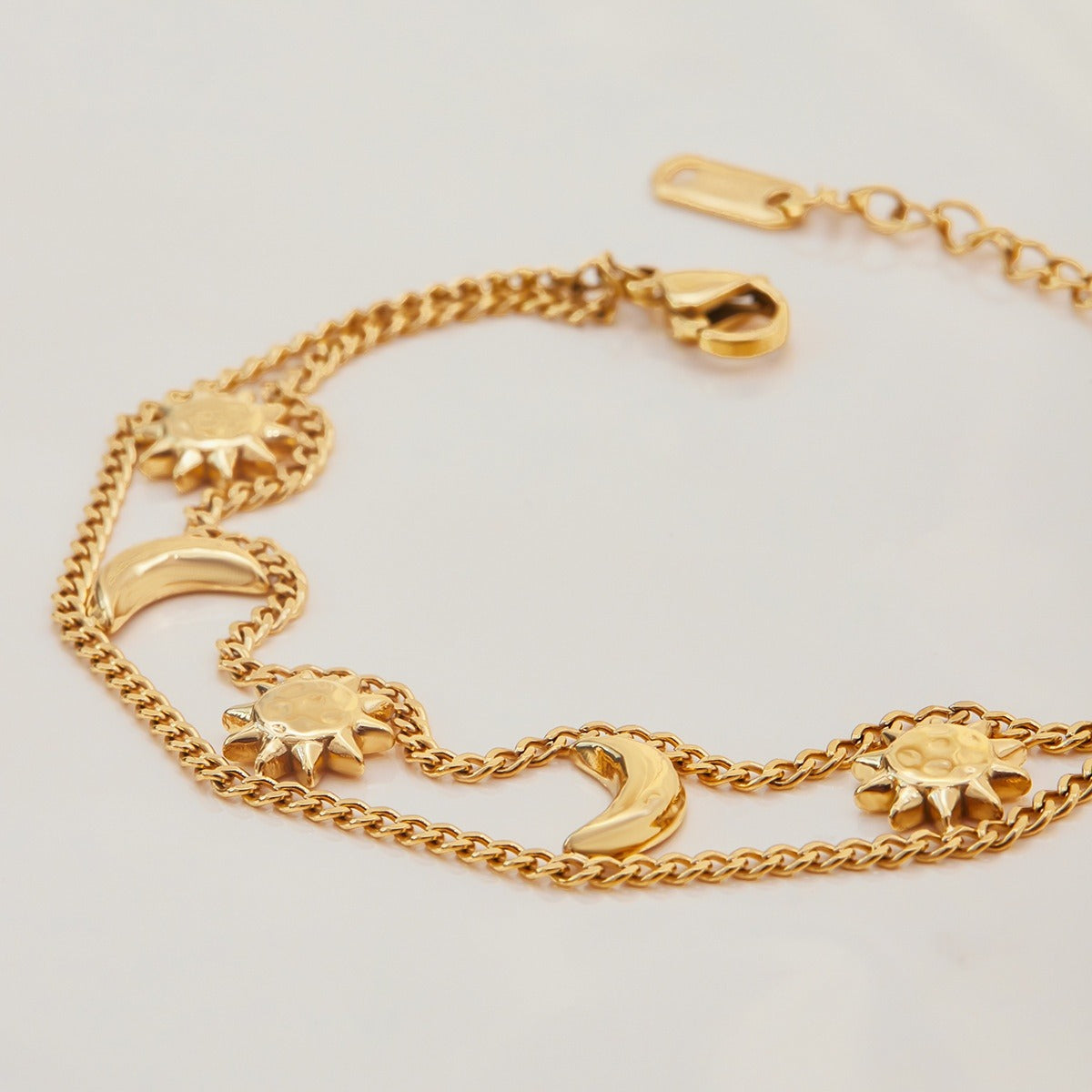 Luna – Elegantes Goldenes Armband mit Sonne und Mond