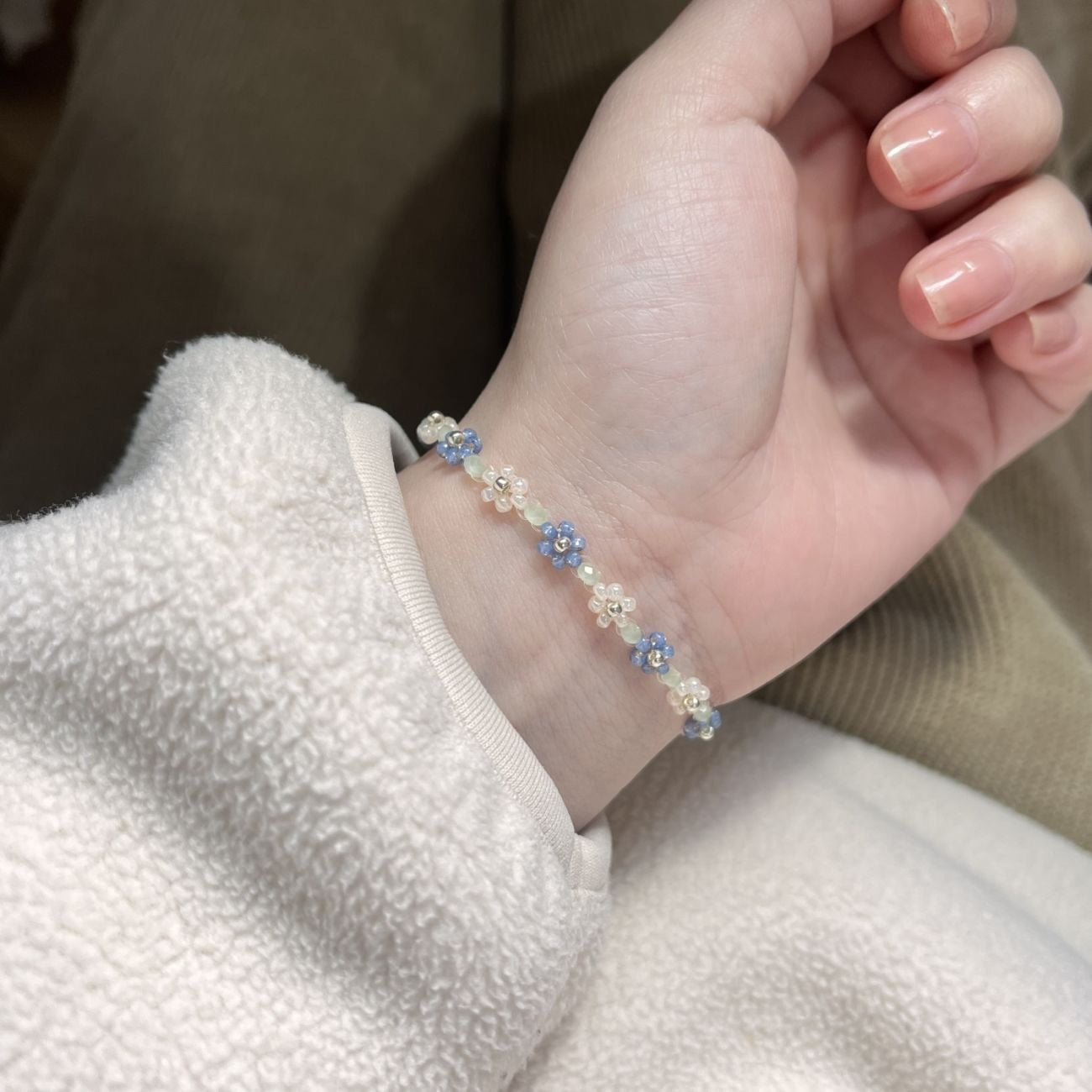 Lila – Perlenarmband mit Frühlingsblumen