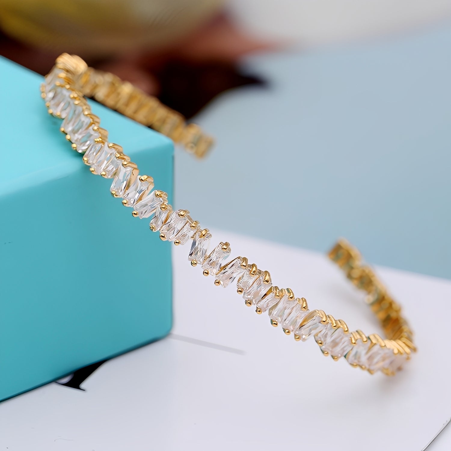 Lara – Elegantes und modernes Zirkonia-Armband