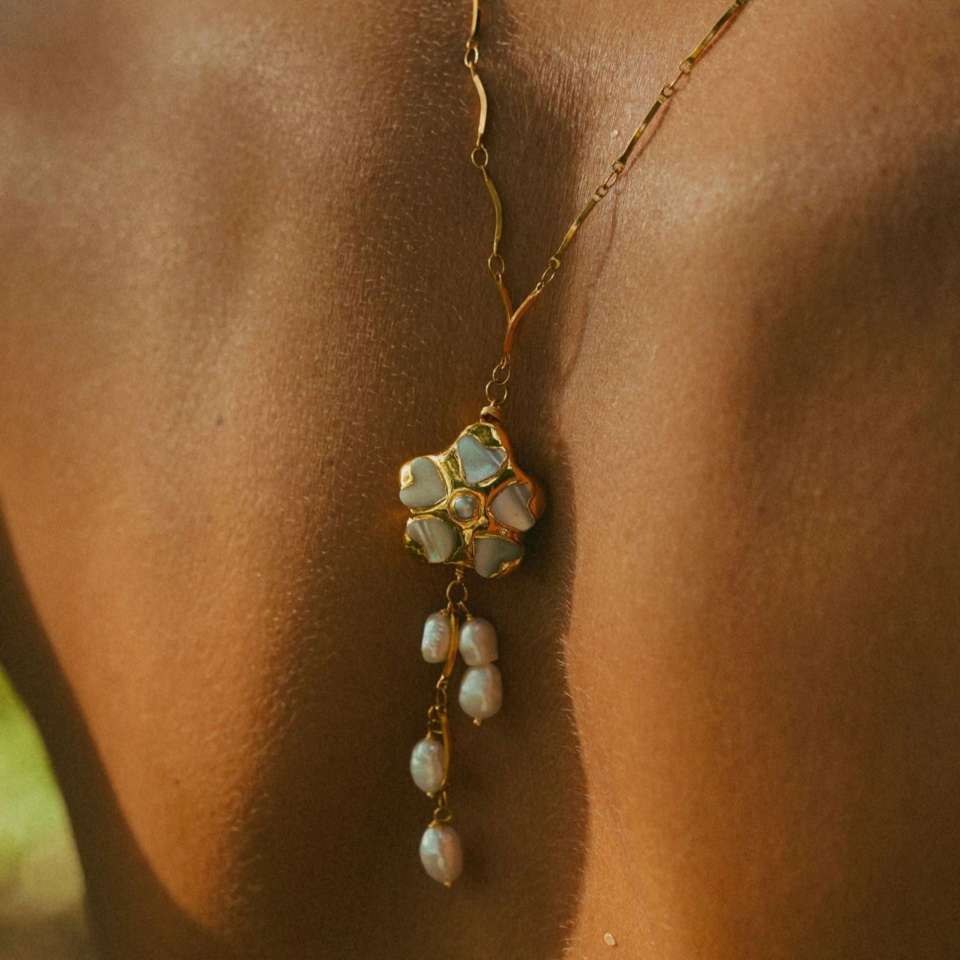 Amara – Kette Blume und Süßwasserperle