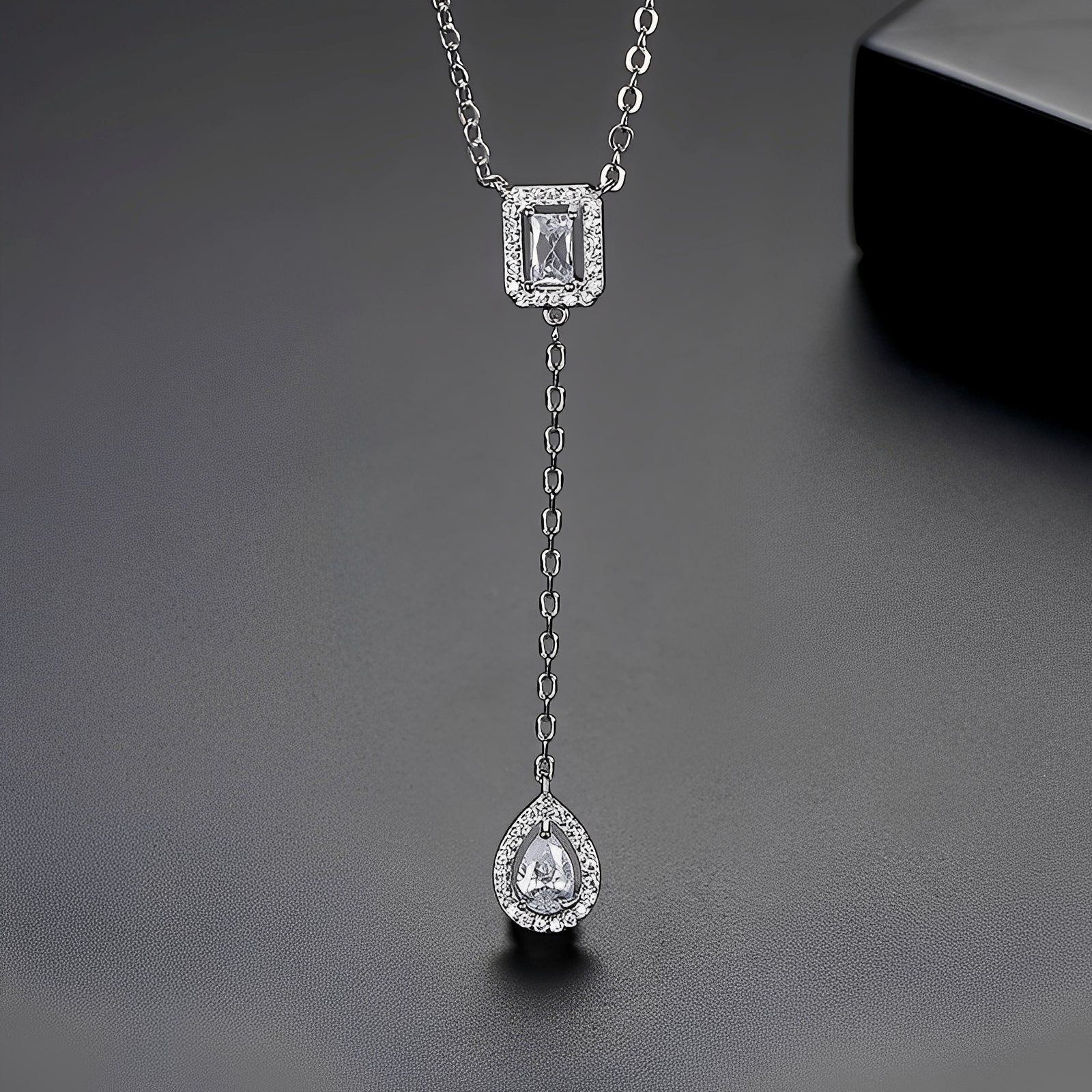 Aria – Elegante Halskette mit Zirkonia-Anhänger