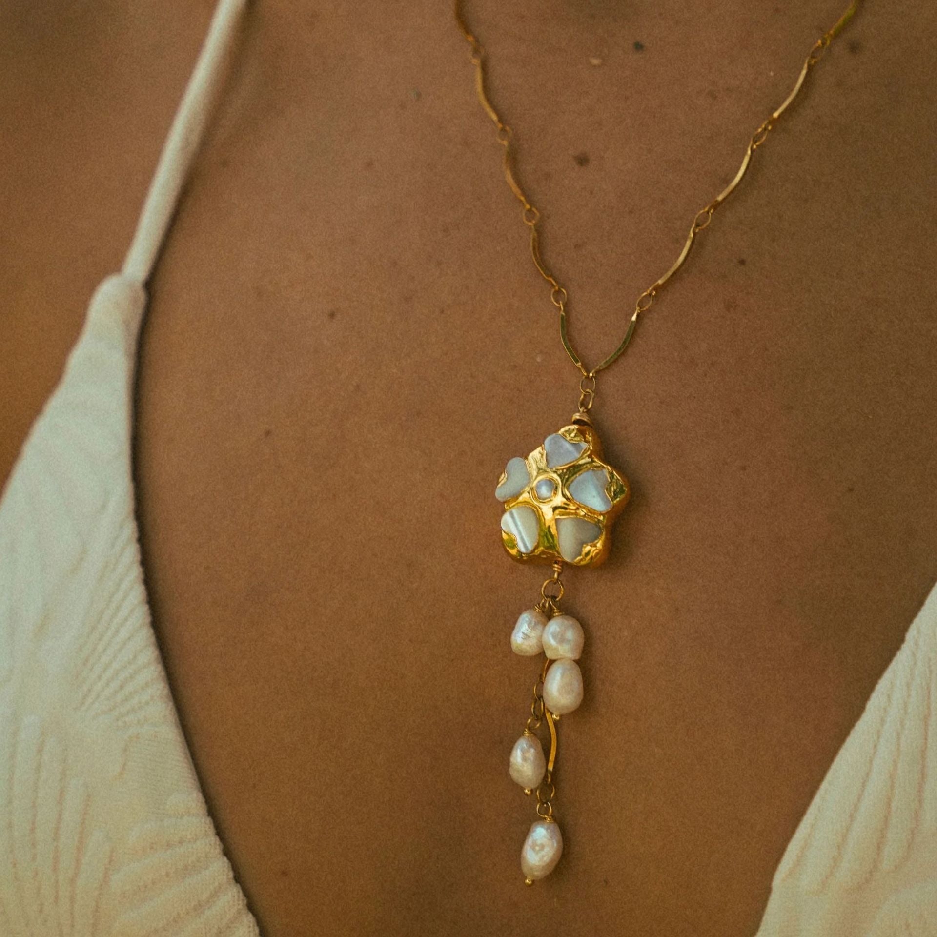 Amara – Kette Blume und Süßwasserperle