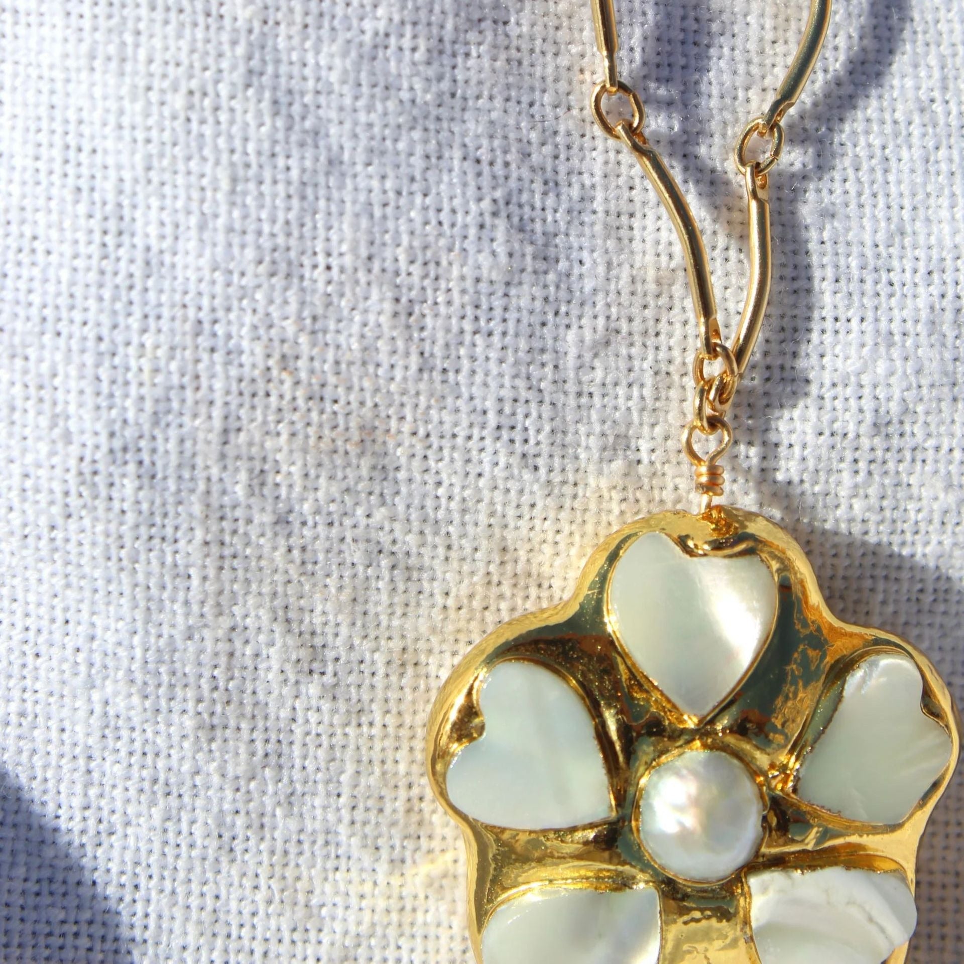 Amara – Kette Blume und Süßwasserperle