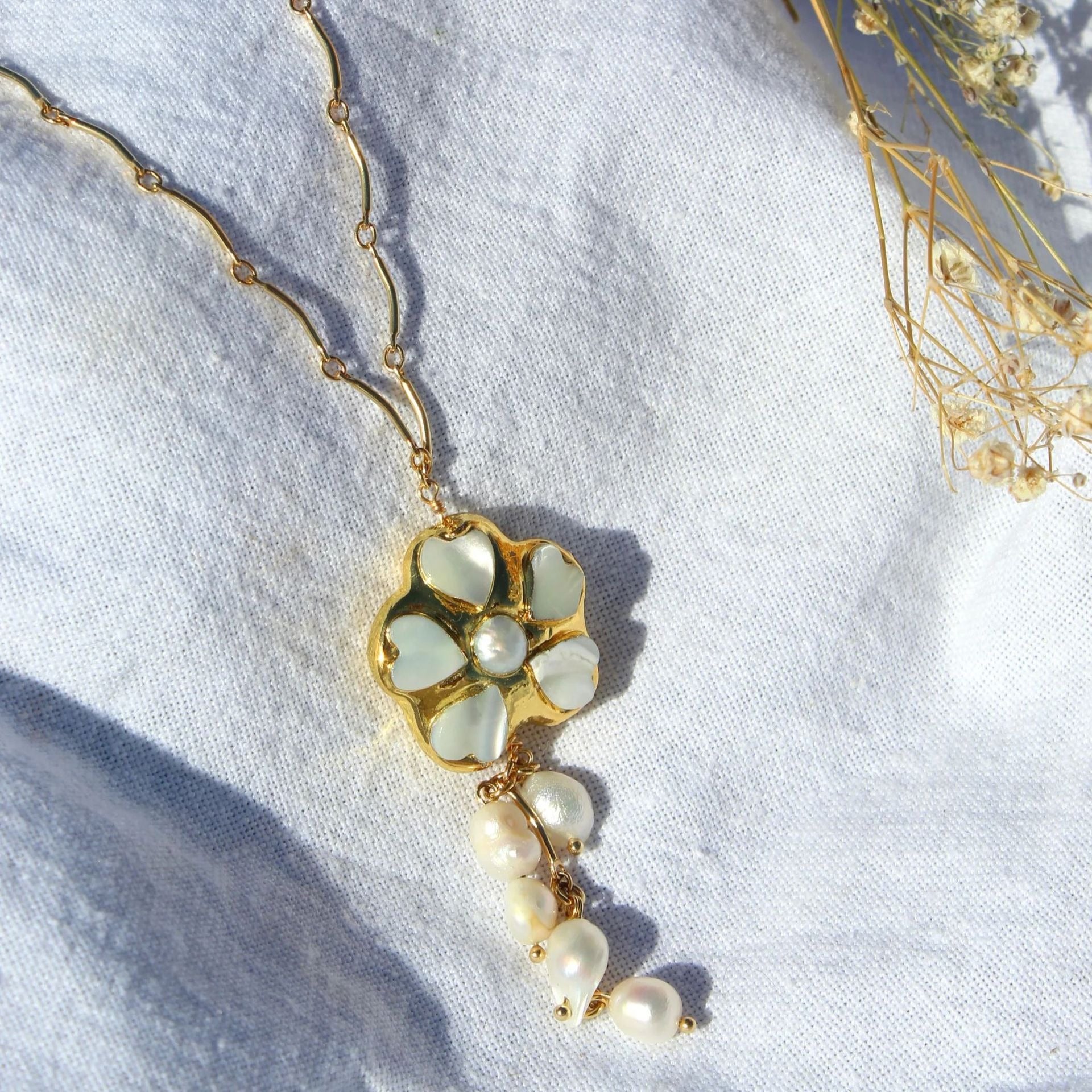 Amara – Kette Blume und Süßwasserperle