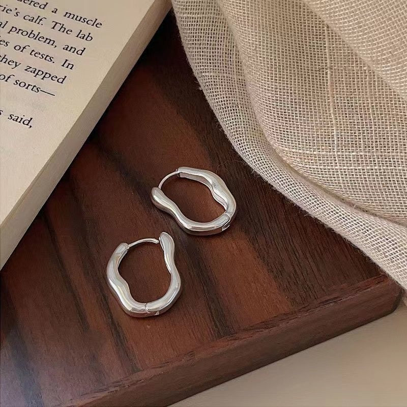Ondine – Huggie-Ohrringe aus Silber mit Wellen