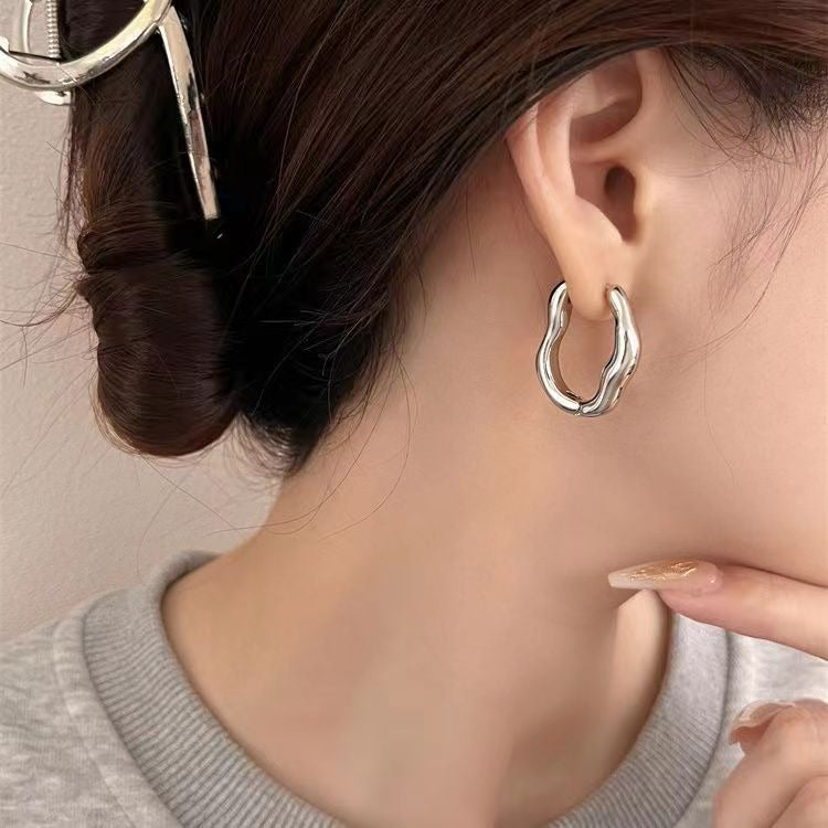 Ondine – Huggie-Ohrringe aus Silber mit Wellen
