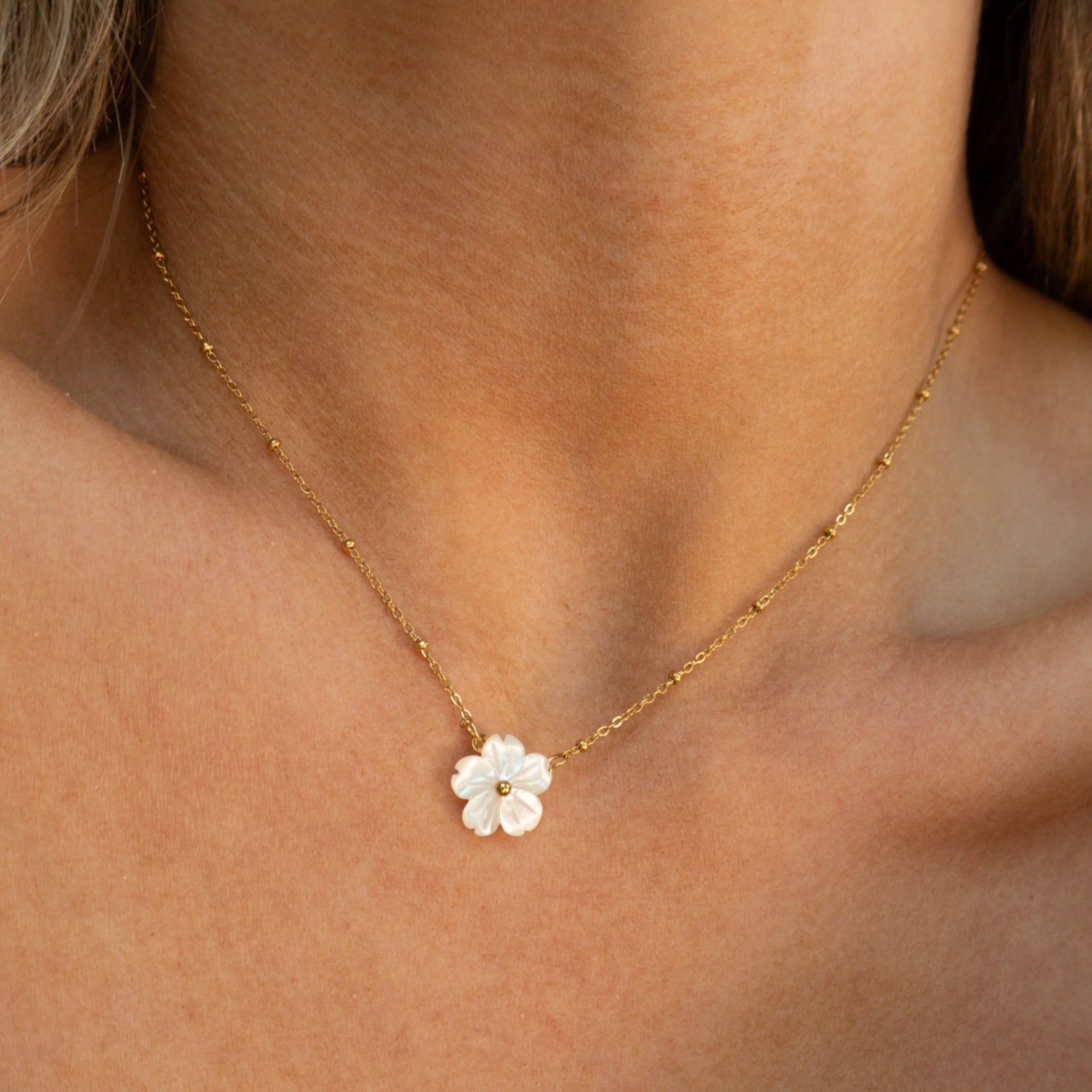 Nicole – Halskette weiße Muschelblumen und kalter Stil