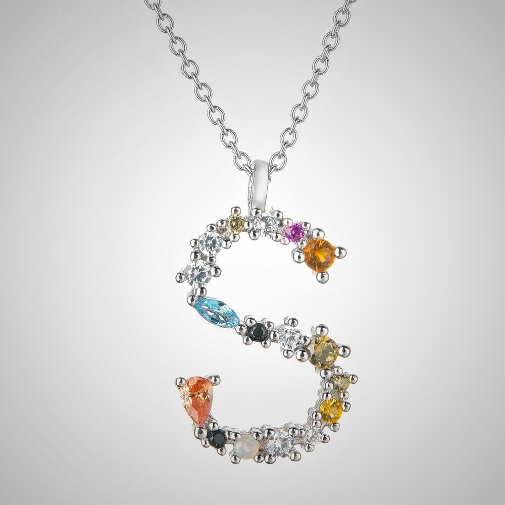 Nerina – Schmuck Leuchtender Initiale