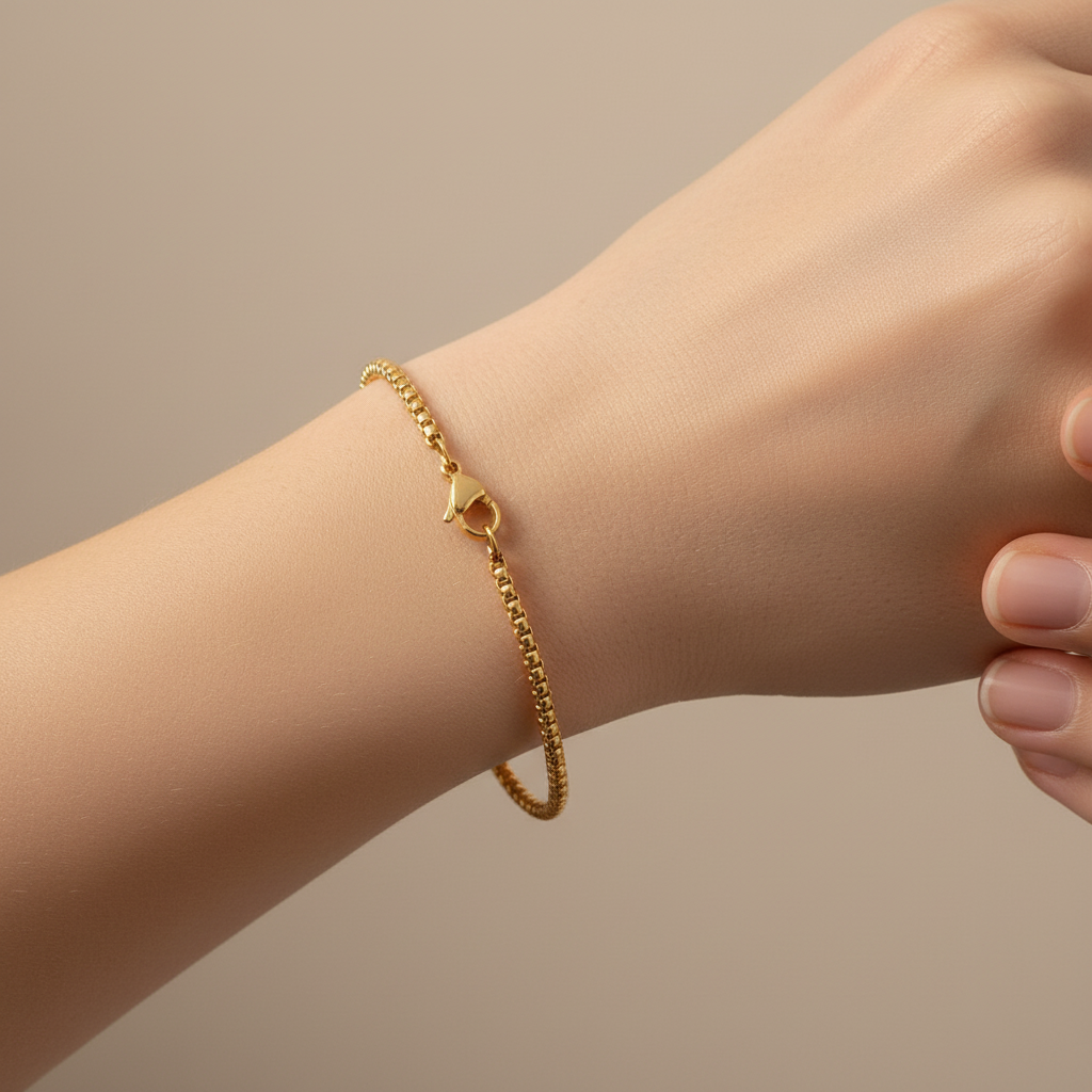 Vera – Goldenes Armband im Kühnen und Betonten Stil