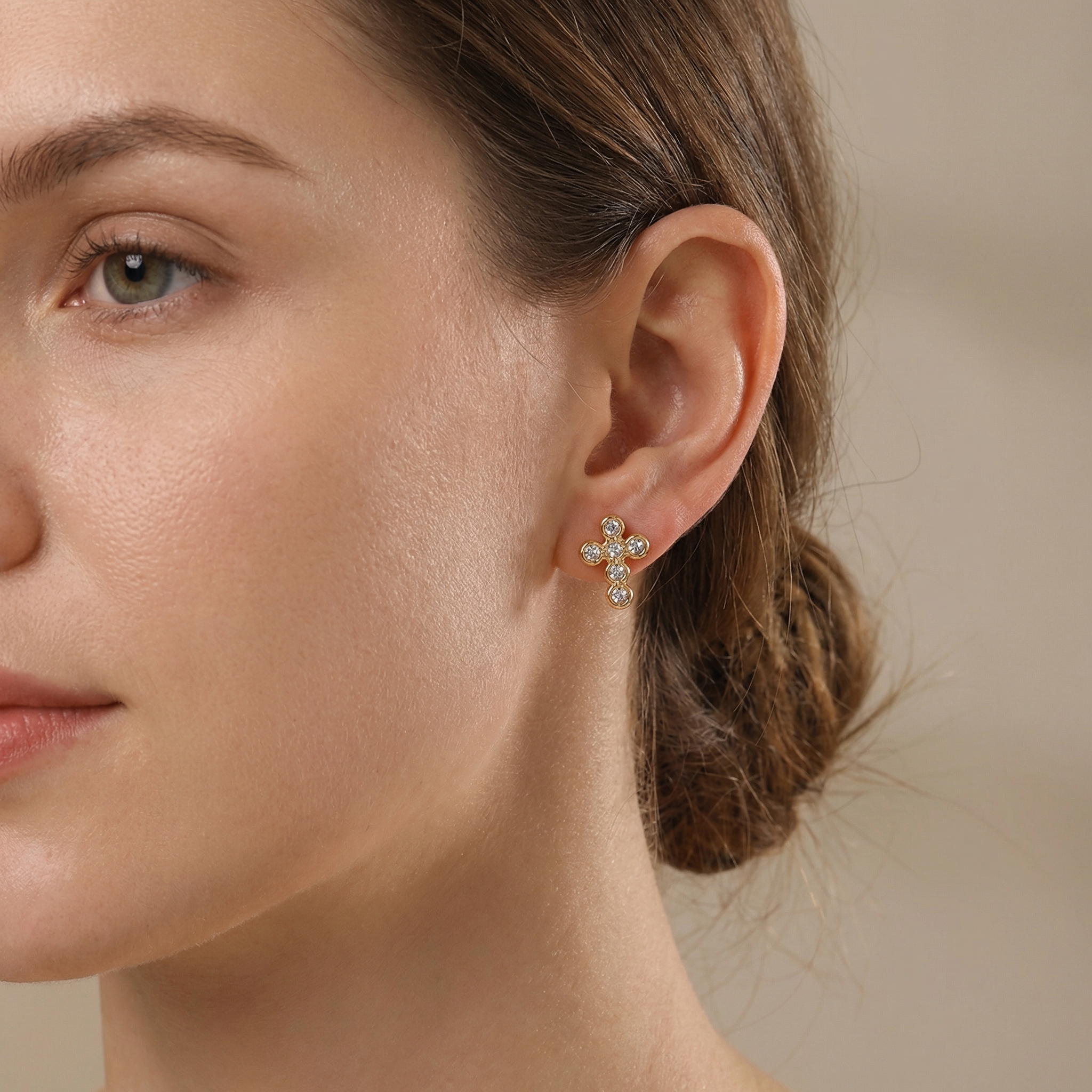 Kyla – Elegante Kreuz-Ohrringe mit Perle und Zirkonia