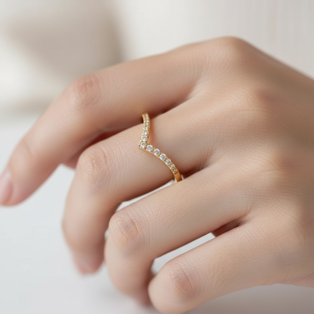 Vania – Diamantring in V-Form mit schlankem Design