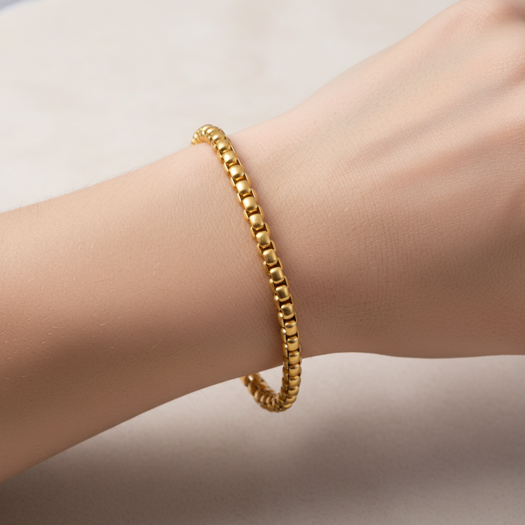 Vera – Goldenes Armband im Kühnen und Betonten Stil