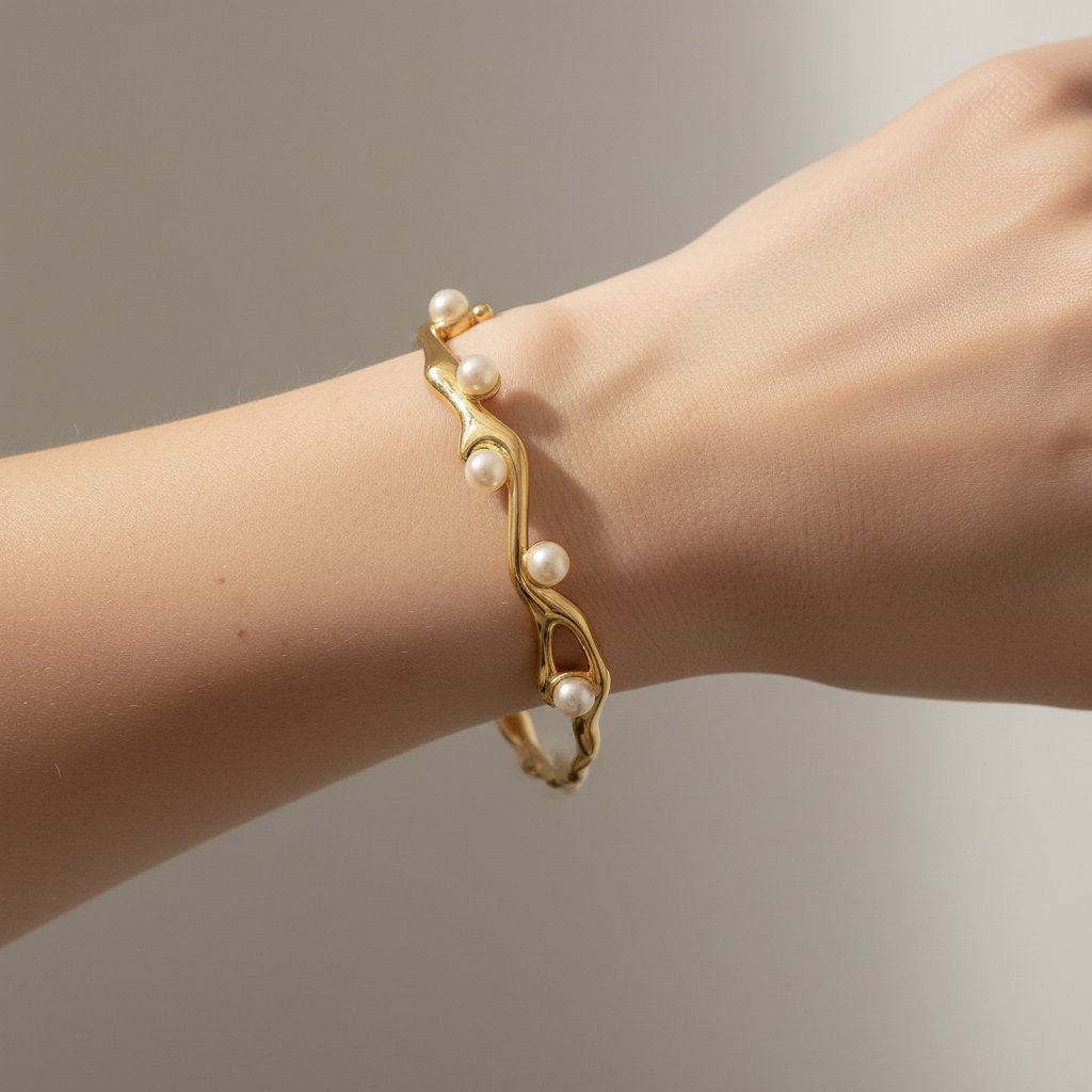 Yeri – Elegantes offenes Armband mit Vintage-Perle