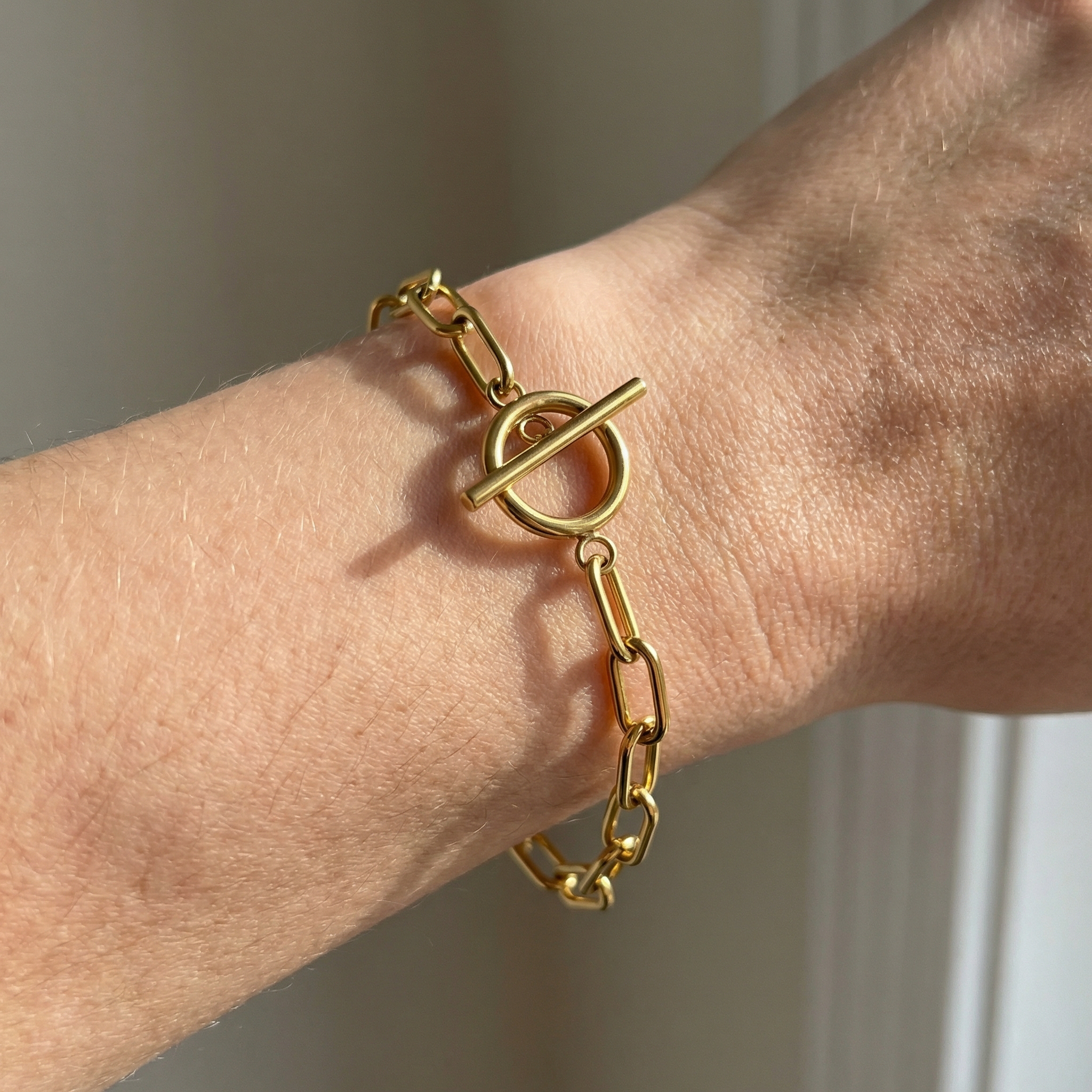 Millie – T-Bar-Armband mit rechteckigen Gliedern aus Gold