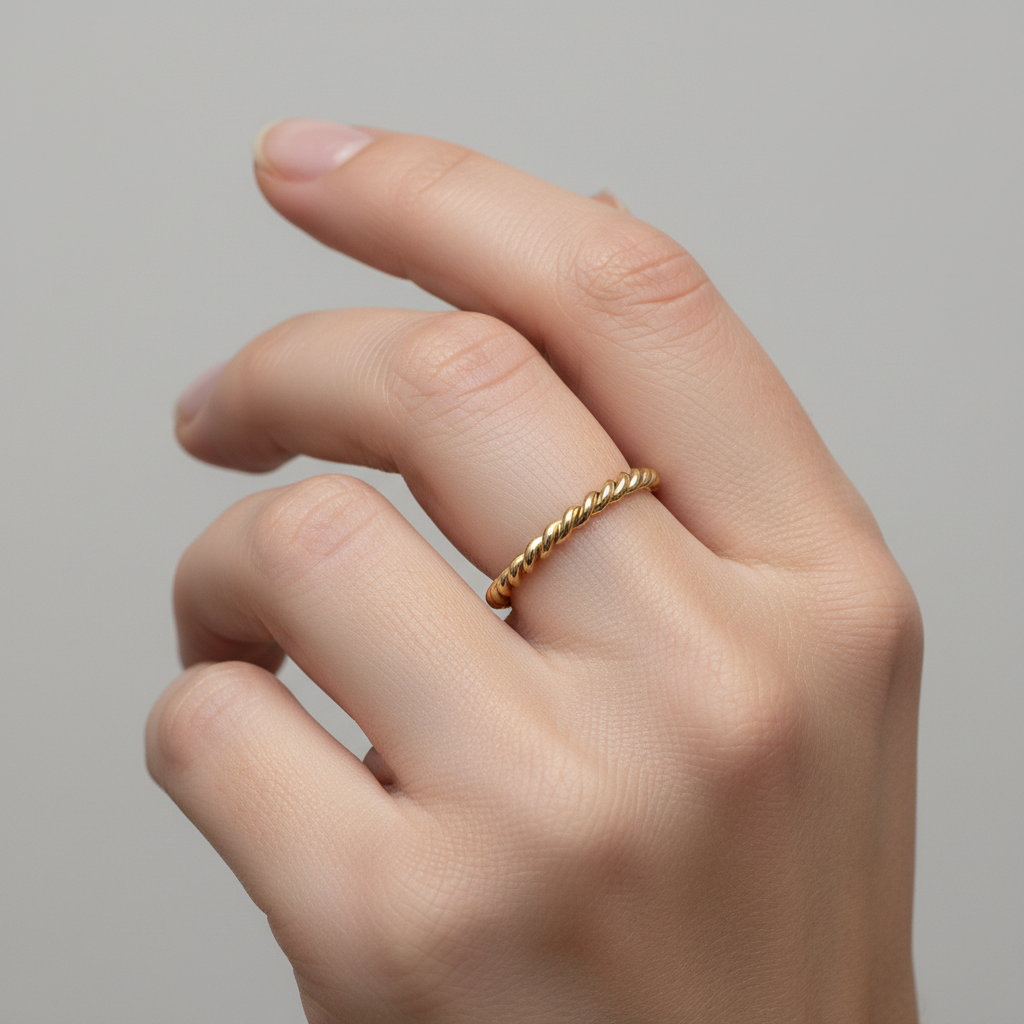 Mila – Feiner gedrehter Ring mit elegantem Design