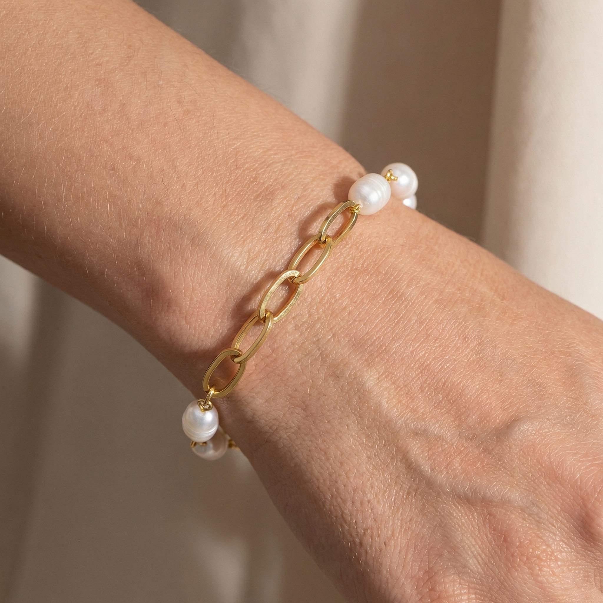 Celina – Elegantes Goldenes Perlenarmband