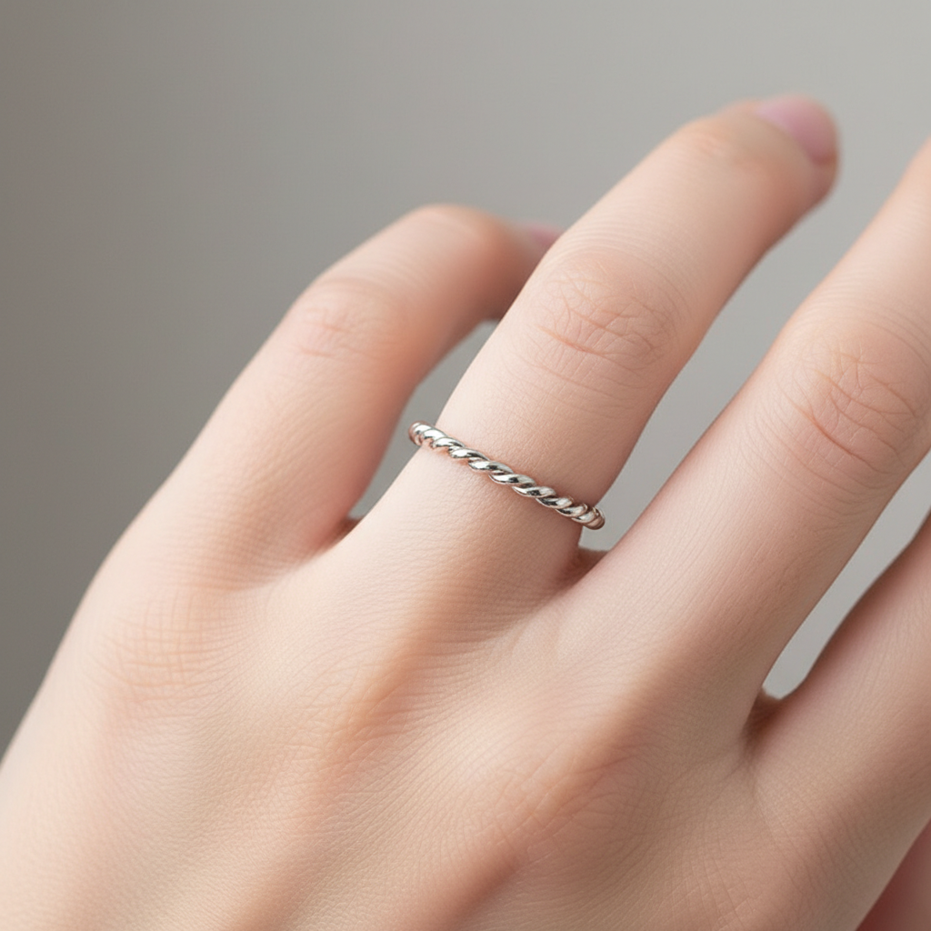 Rina – Gedrehter Ring aus Titanstahl