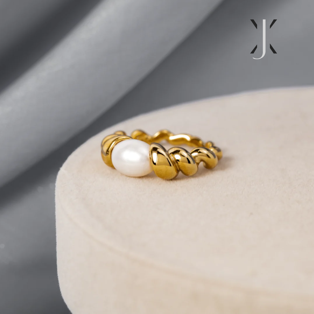 Dana – Gedrehter Ring mit Eleganter Perle