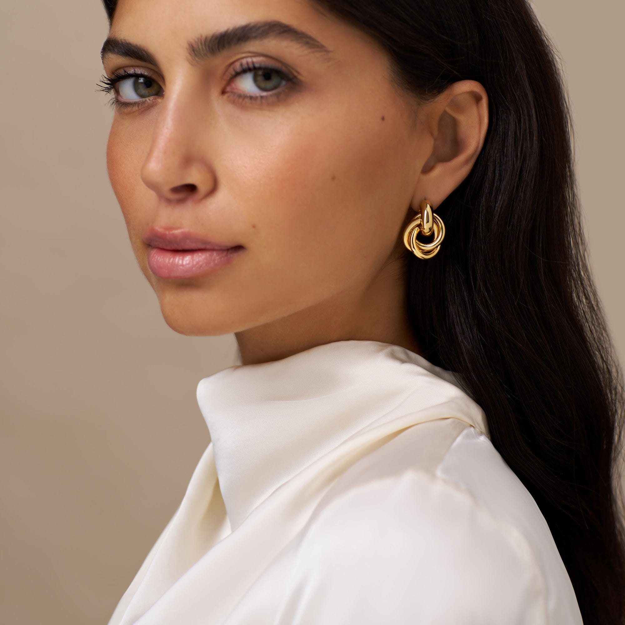 Rania – Goldene Ohrringe Verschlungenes Design