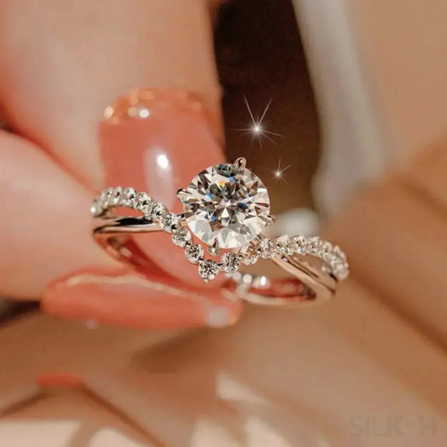 Nelia – V-Ring aus Zirkon mit Vier Trauben