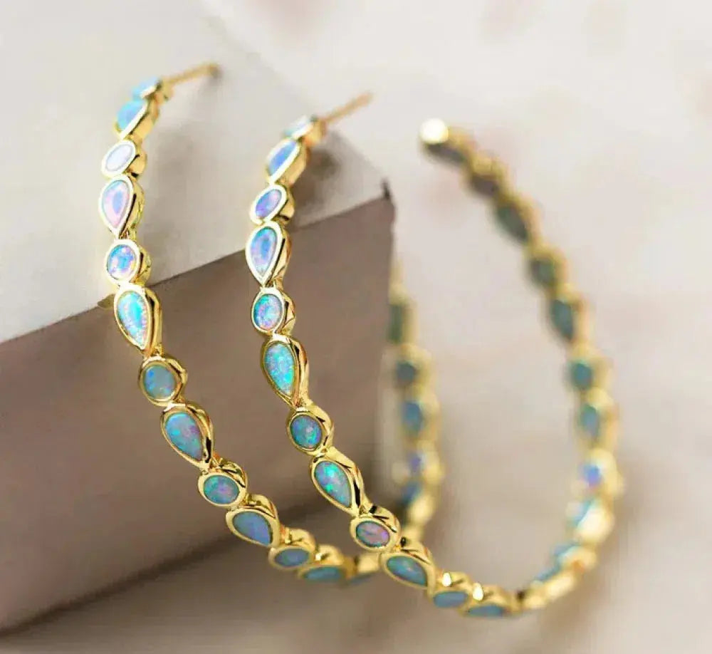 Luminöse Eleganz - Blaue Opal Goldene Ohrhänger