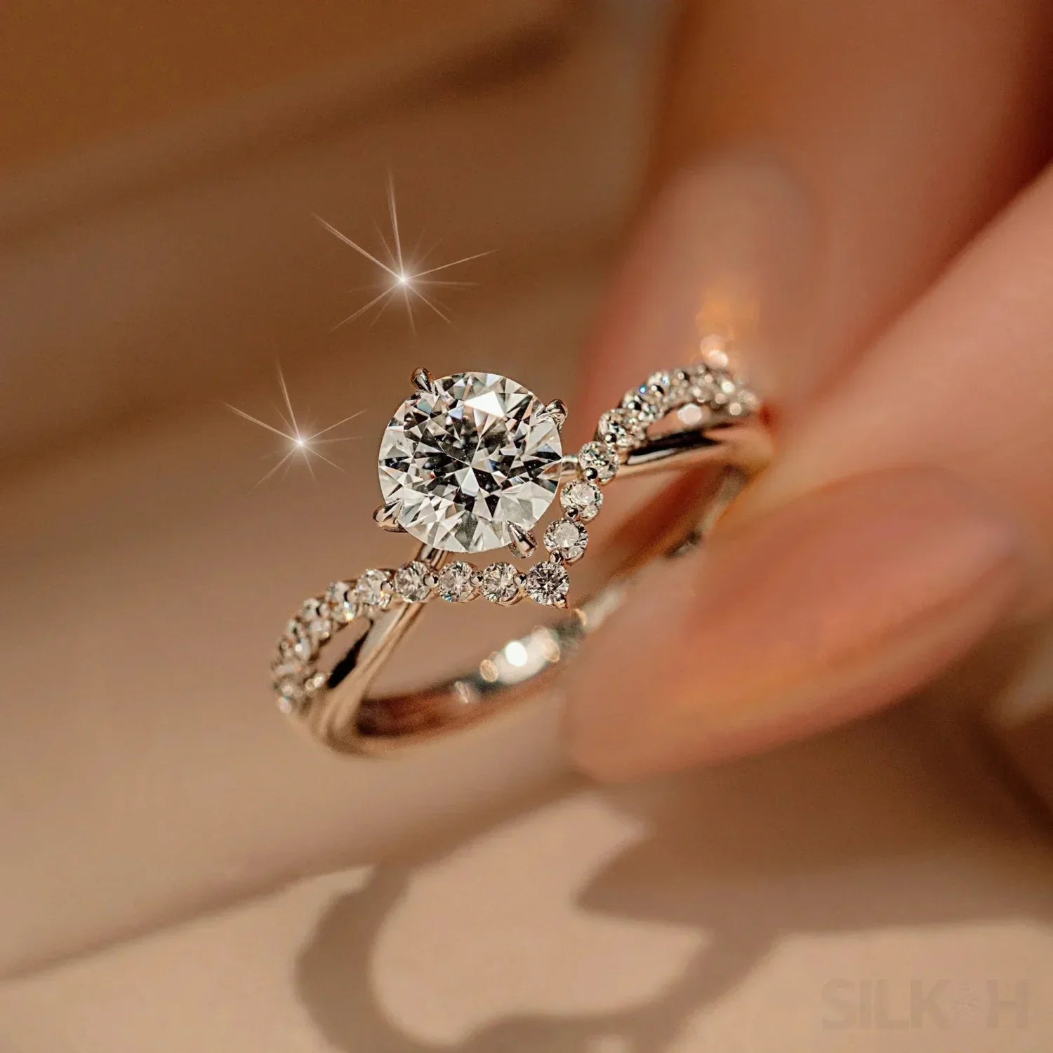 Nelia – V-Ring aus Zirkon mit Vier Trauben