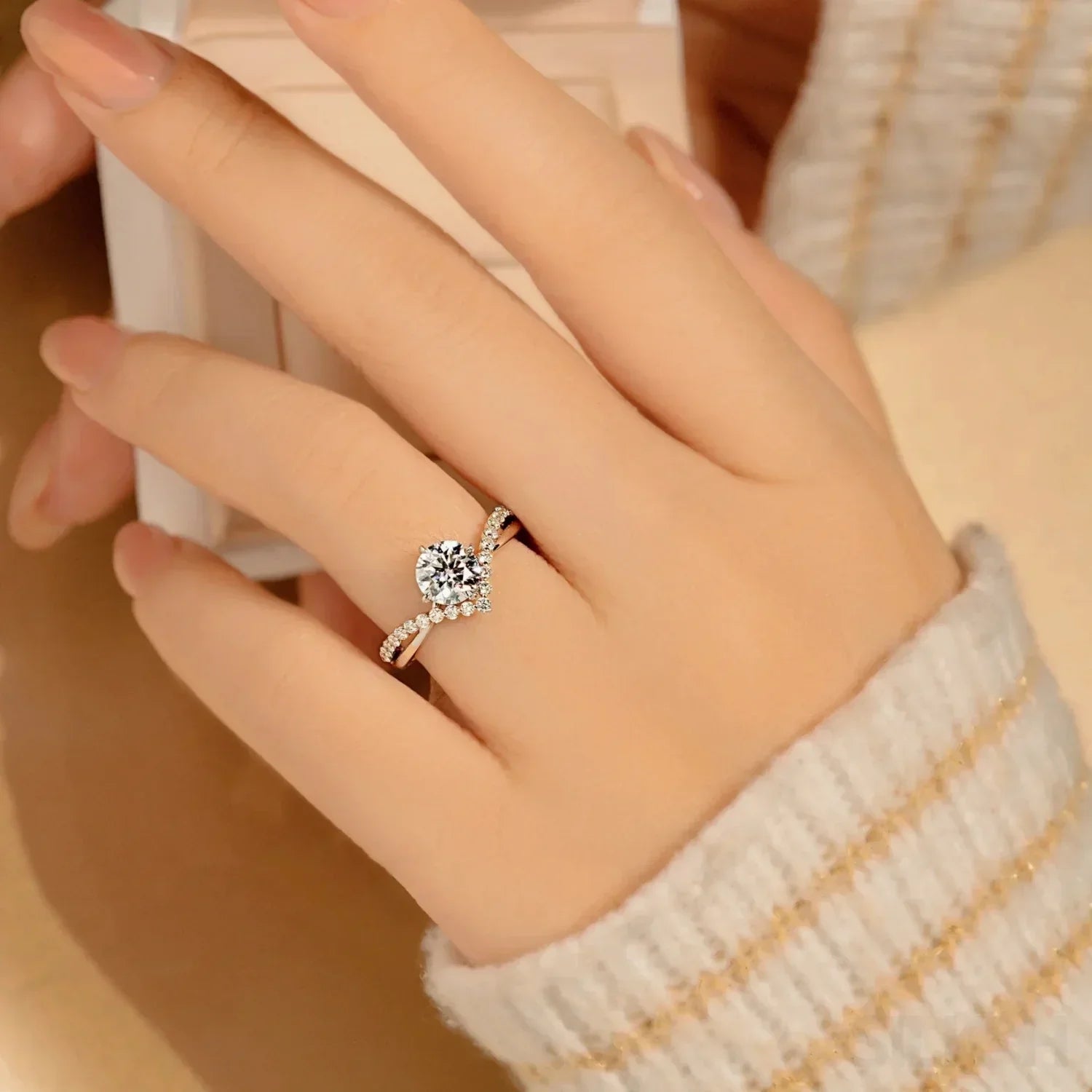 Nelia – V-Ring aus Zirkon mit Vier Trauben