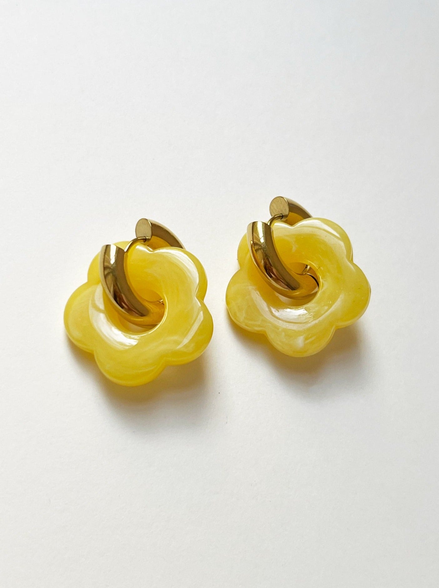 Gelbe Donut- Creolen mit Blumenanhänger