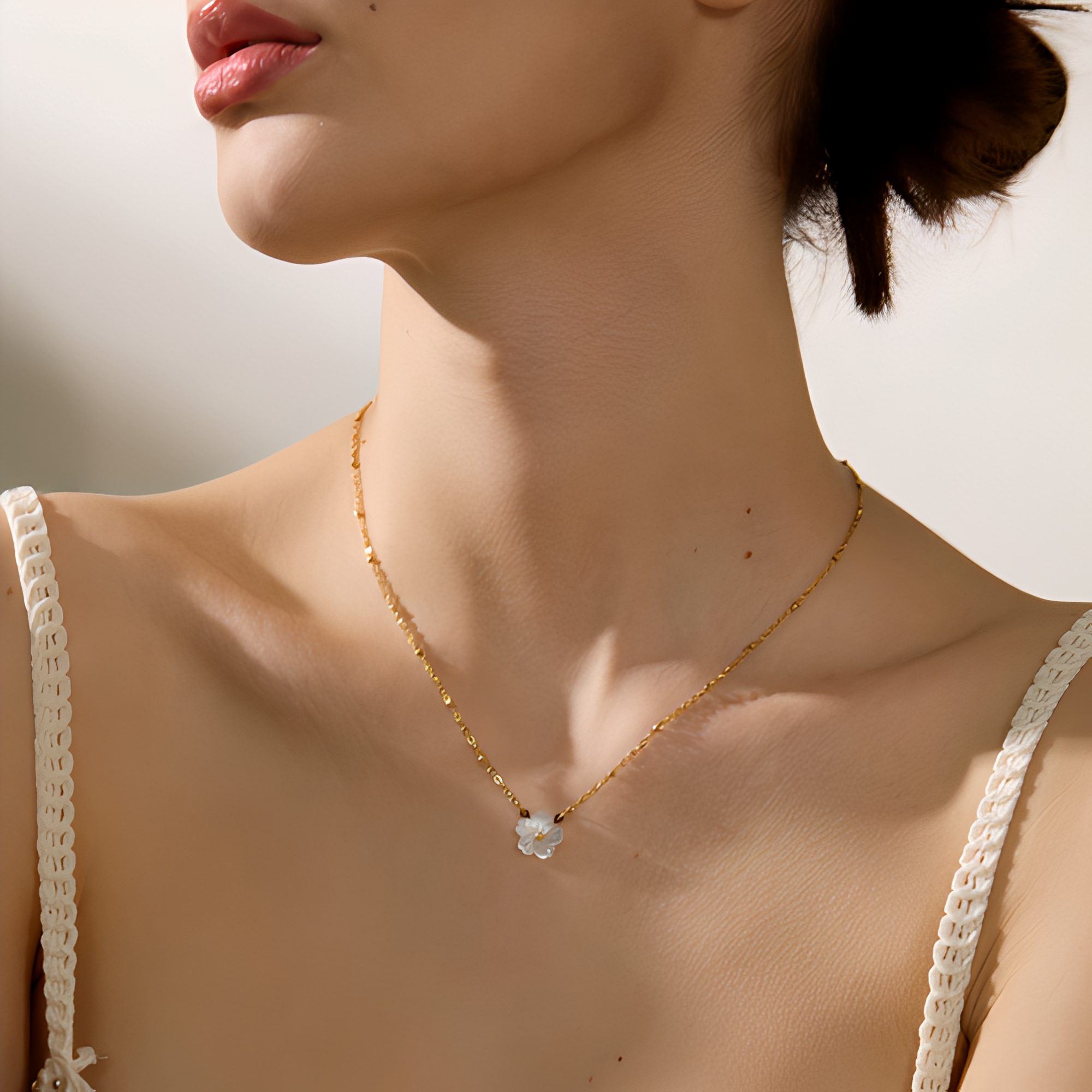 Daniela – Florale Kette aus Weißer Muschel