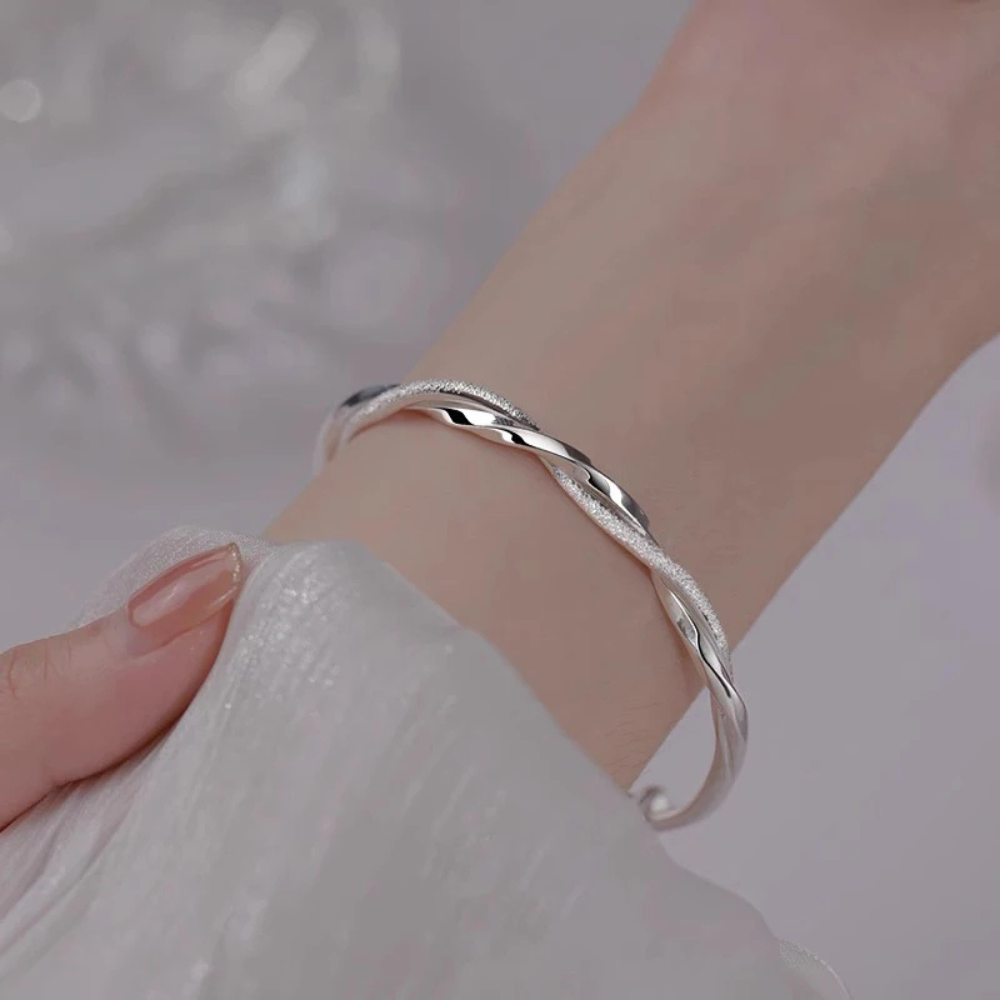 Verstellbarer Damen Armreif mit verdrehtem Design