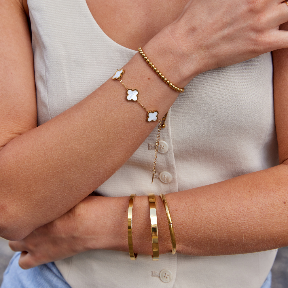 Lily – Goldener Armreif