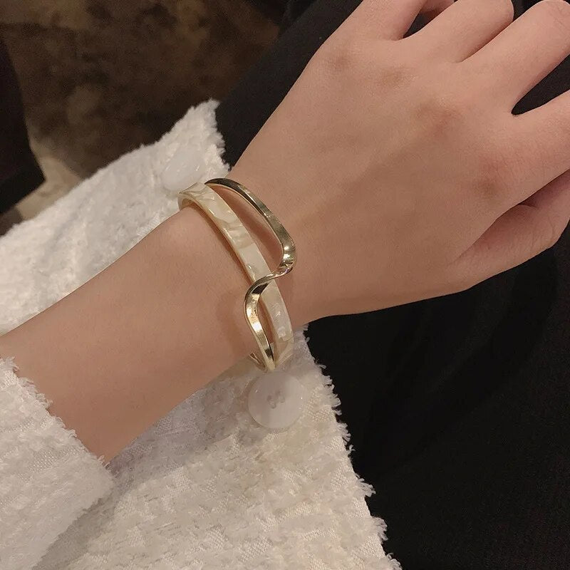 Wellenförmiger Armreif mit Perlenintarsien - 18K plattierter Goldarmreif