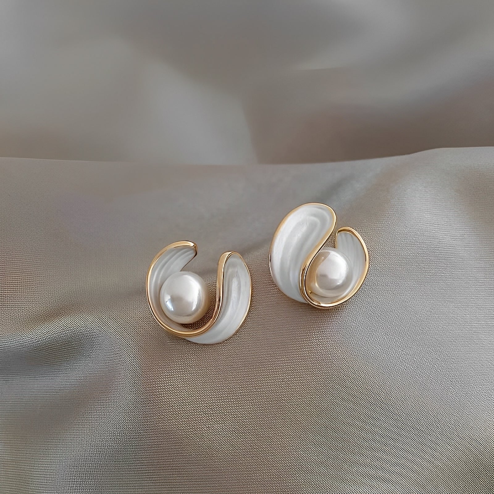 Aveline – Ohrringe aus Gold mit Weißer Opal und Perlen