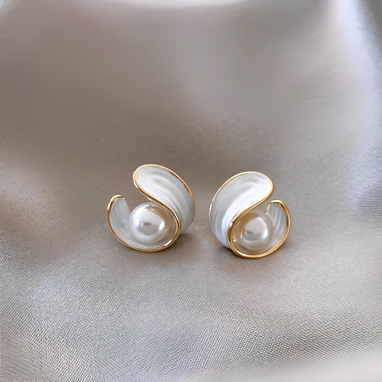 Aveline – Ohrringe aus Gold mit Weißer Opal und Perlen