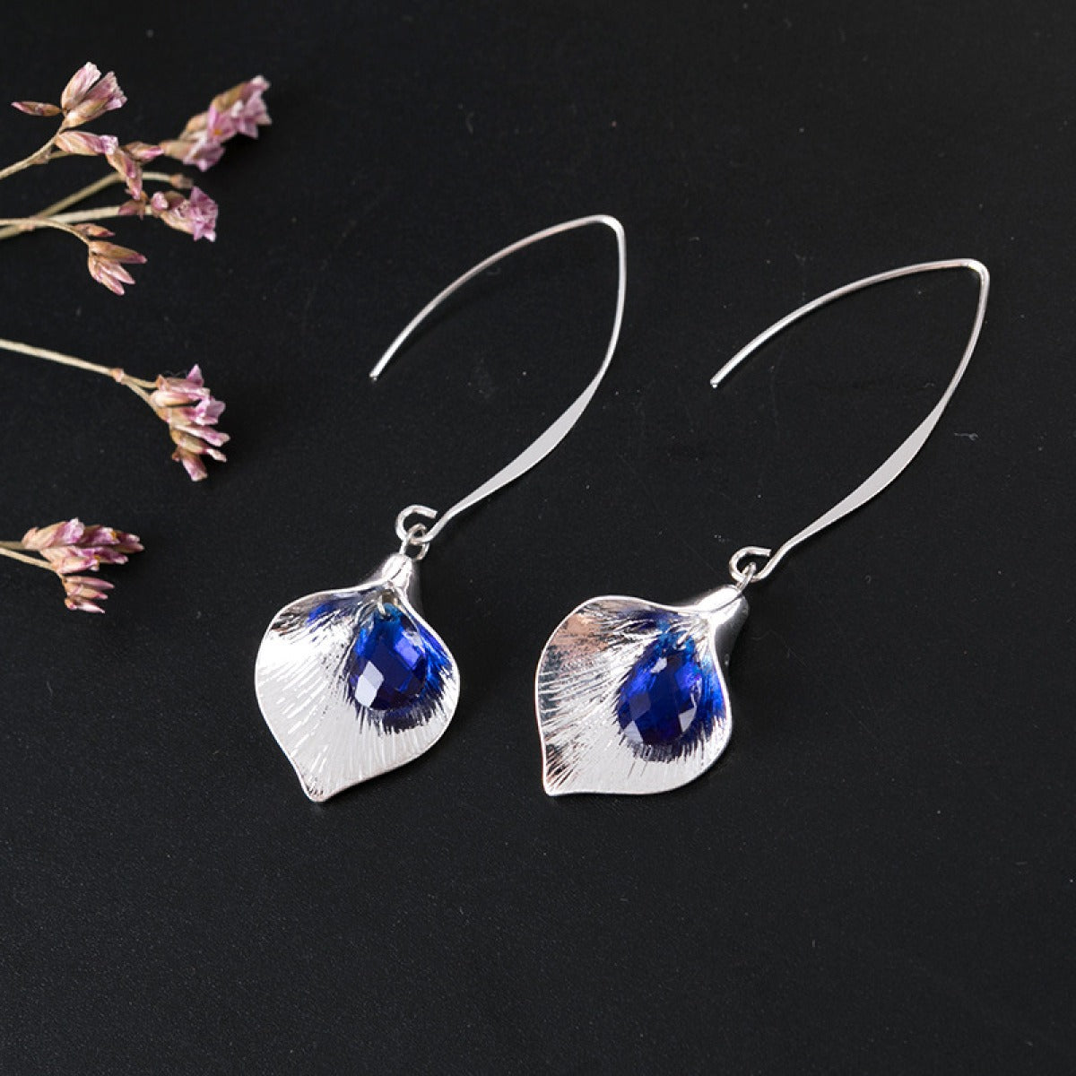 Kreselle – Blaue Lotus-Ohrringe in Silber
