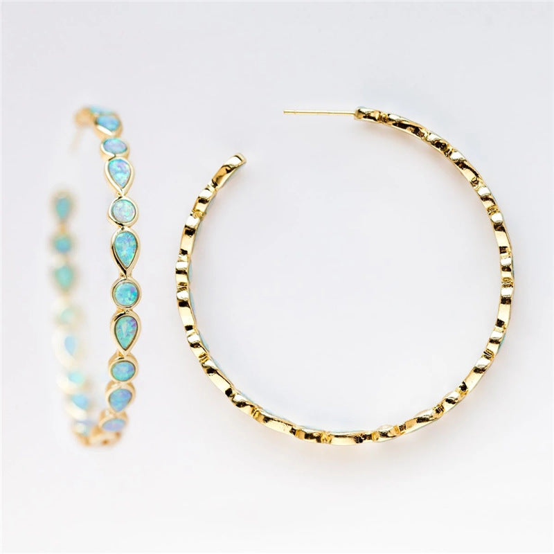 Luminöse Eleganz - Blaue Opal Goldene Ohrhänger