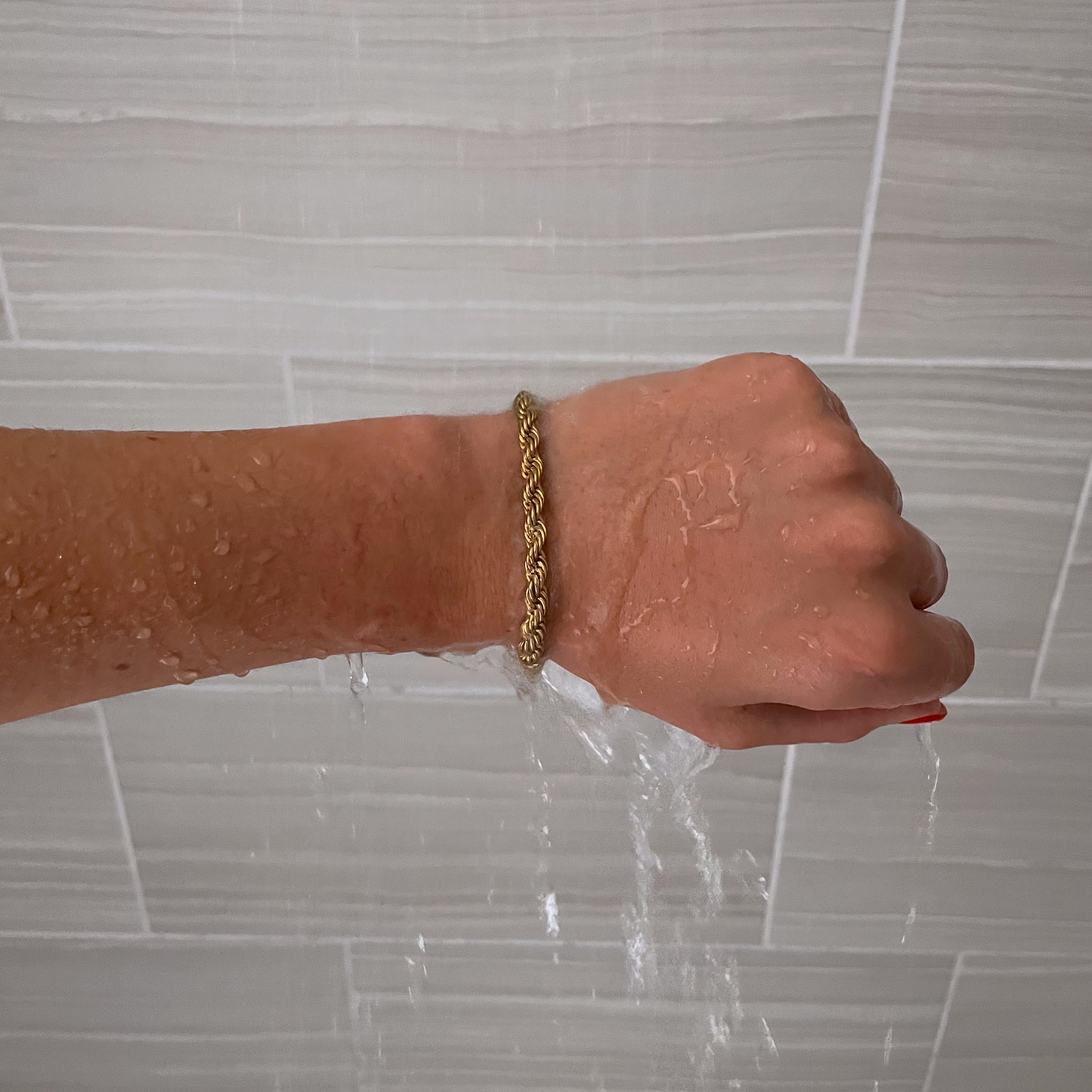 Mila – Gedrehtes Armband aus Edelstahl