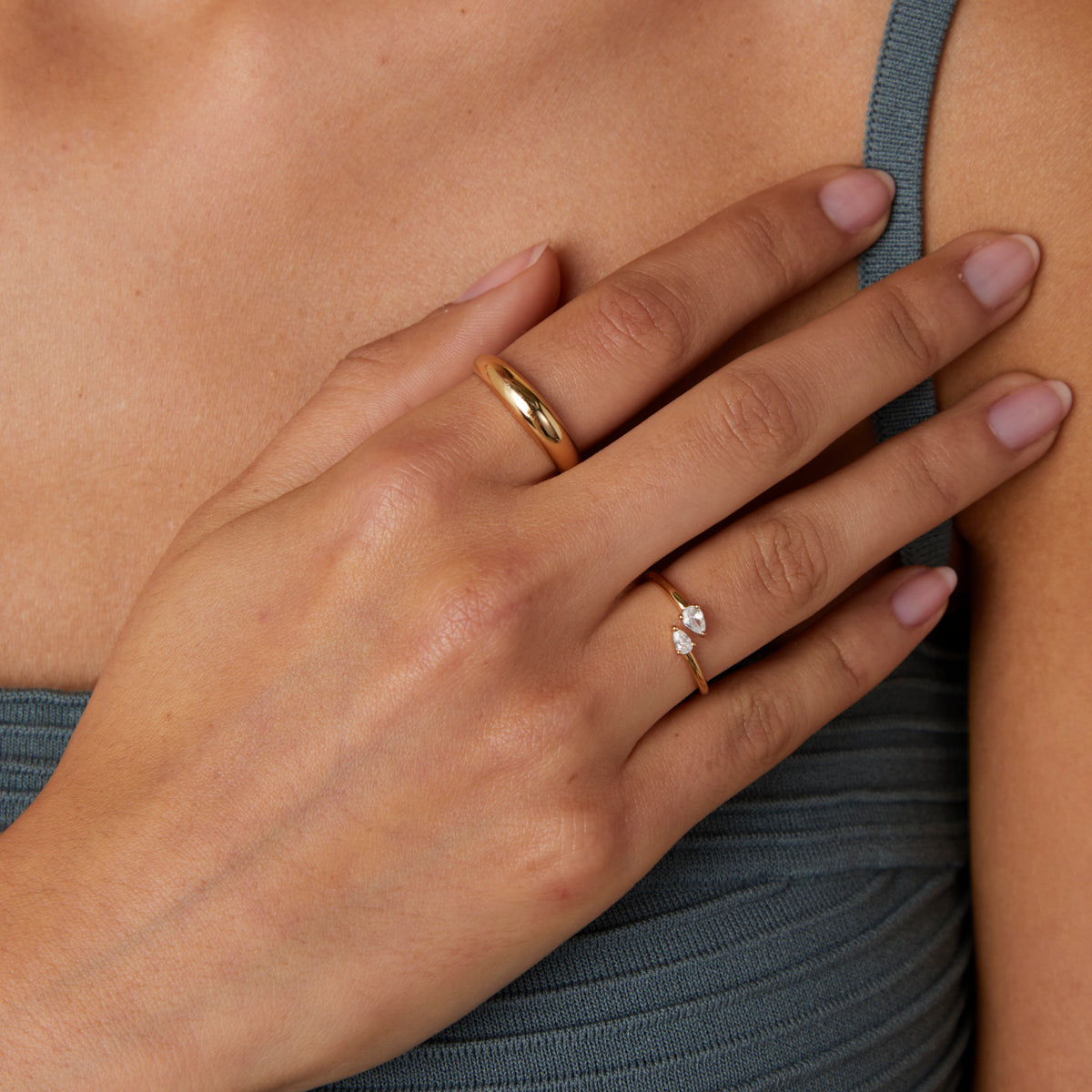 Nori – Offener Ring aus Gold mit Birnenkristall