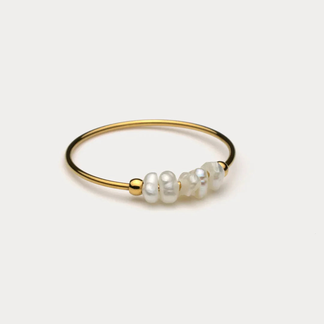 Lucie – Ring aus Gold mit natürlicher Barockperle