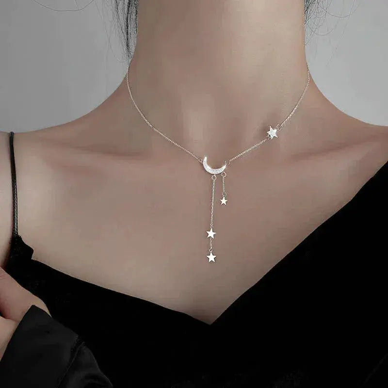 Lunara – Silberne Halskette mit Mond und Sternen