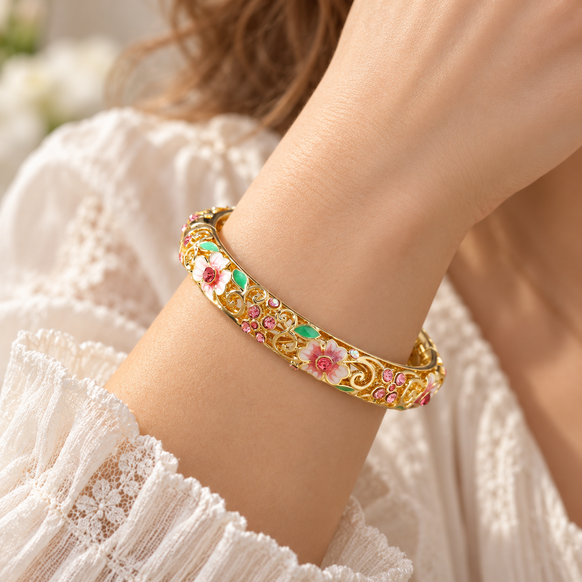 Damen Offener Blumen-Armreif mit Emaille-Details und Steinakzenten