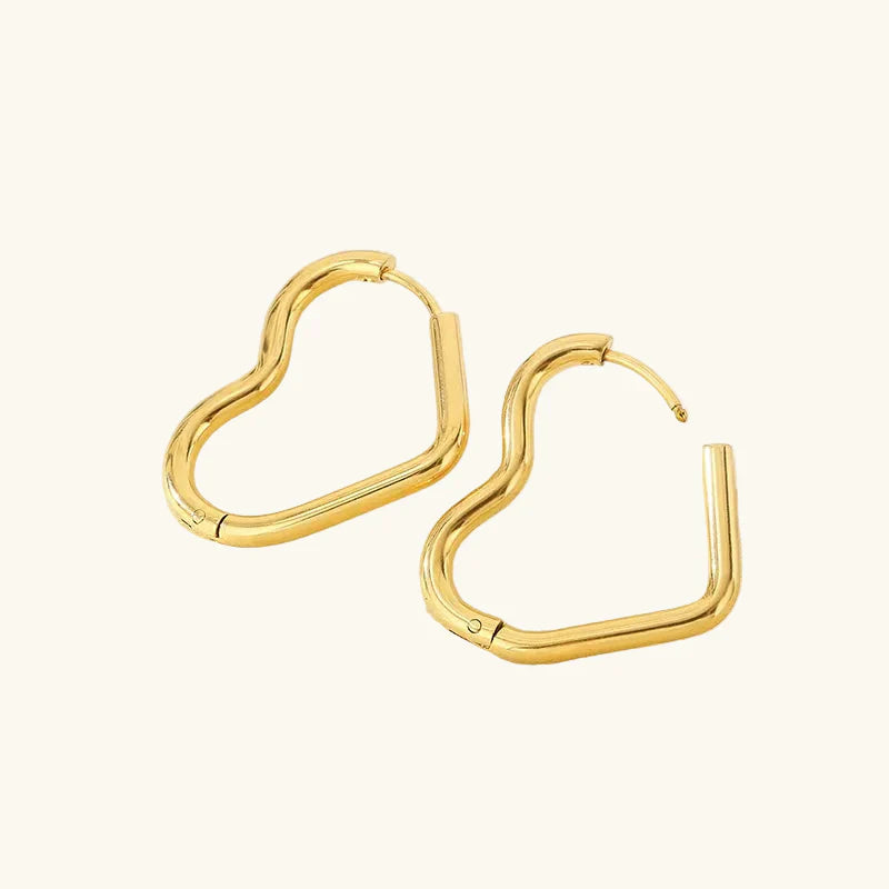 Myra – Herzförmige Goldene Ohrringe