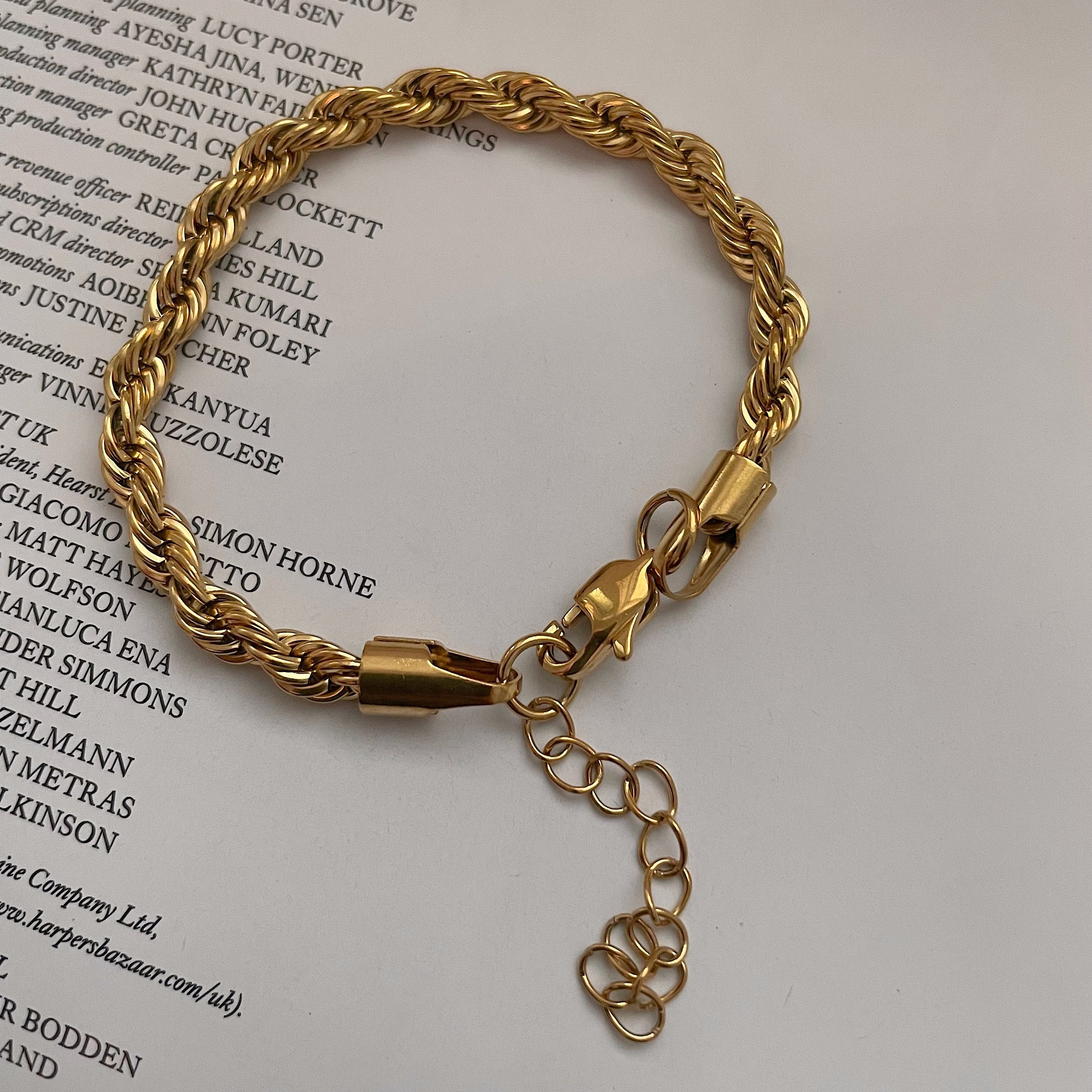 Mila – Gedrehtes Armband aus Edelstahl