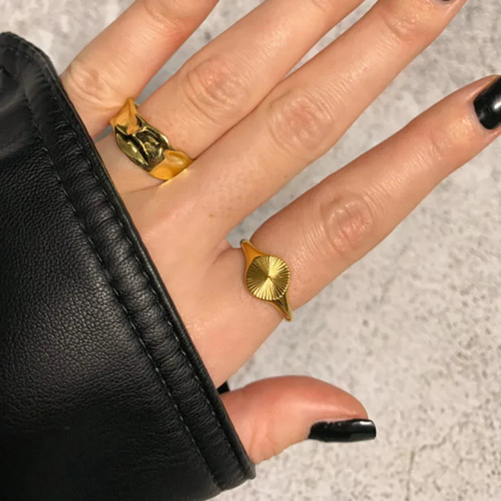 Yesha – Wellig Runde Ring aus Edelstahl