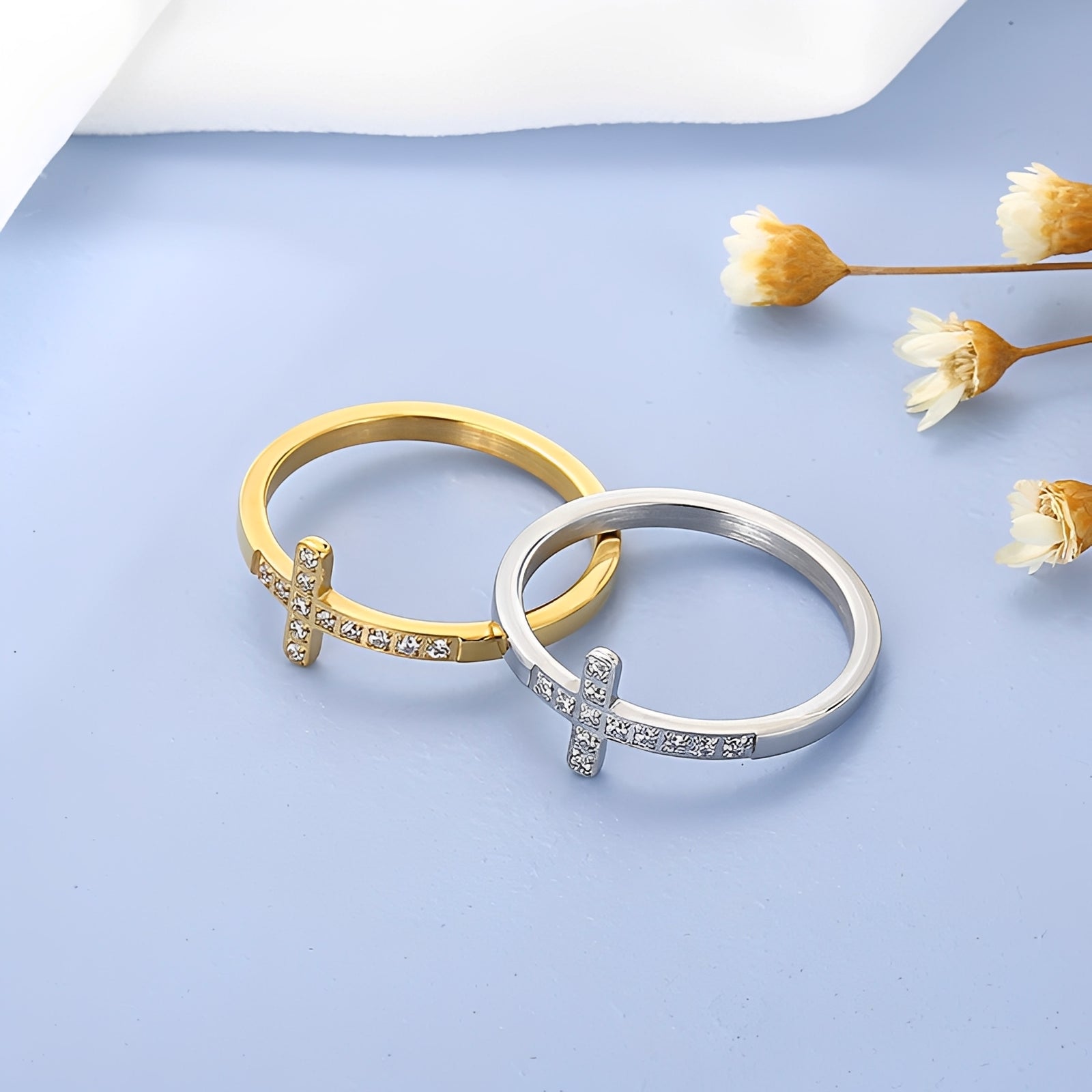 Juliette – Ring Goldenes Kreuz mit Leuchtenden Steinen